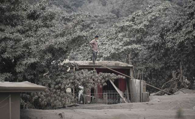 Hiện trường khủng khiếp vụ núi lửa phun trào ở Guatemala