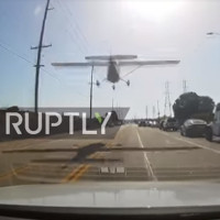 Khoảnh khắc máy bay hạ cánh khẩn cấp trên đường đầy ô tô