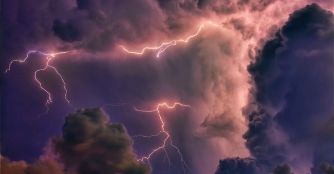 Bí ẩn về những cơn bão sét điên rồ trên sao Mộc đã có lời giải!