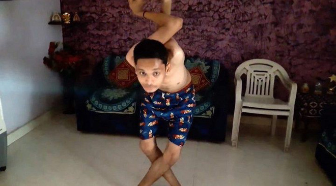 Chàng trai Ấn Độ có cơ thể uốn dẻo như cao su, uốn vai 360 độ và xoay cổ 180 độ