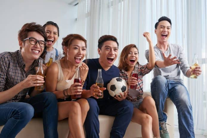 Mẹo giữ sức khỏe khi thức khuya xem World Cup