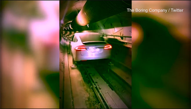 Elon Musk khoe xe điện chạy xuyên đường hầm dưới Los Angeles