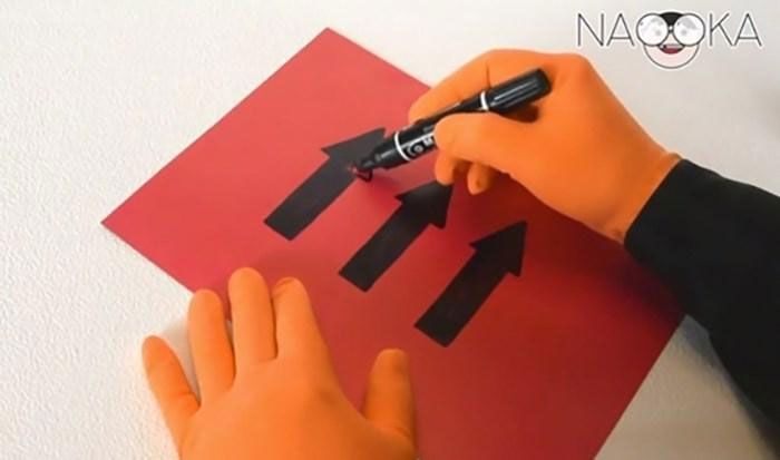 Những mũi tên vẽ bằng mực đen sẽ tự động đổi chiều khi bạn nhìn chúng qua một ly nước.