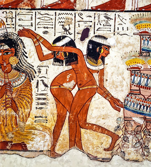 Với người Ai Cập cổ, vũ điệu nhảy trong điệu múa quan trọng hơn là quần áo.