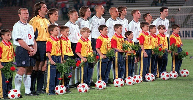 Vì sao các cầu thủ bóng đá luôn bước ra sân cùng trẻ em?