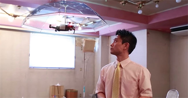 Free Parasol - Drone biến thành chiếc dù che mưa giúp bạn rảnh tay làm việc khác
