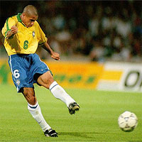 Lý giải cú sút phạt "quả chuối" huyền thoại của danh thủ Roberto Carlos