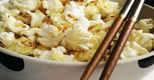 Ăn bỏng ngô bằng đũa, hóa ra bí mật của hạnh phúc đơn giản chỉ là vậy