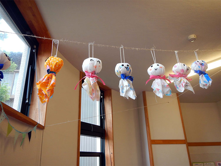 Đằng sau búp bê cầu nắng đáng yêu của người Nhật là câu chuyện khá rùng rợn