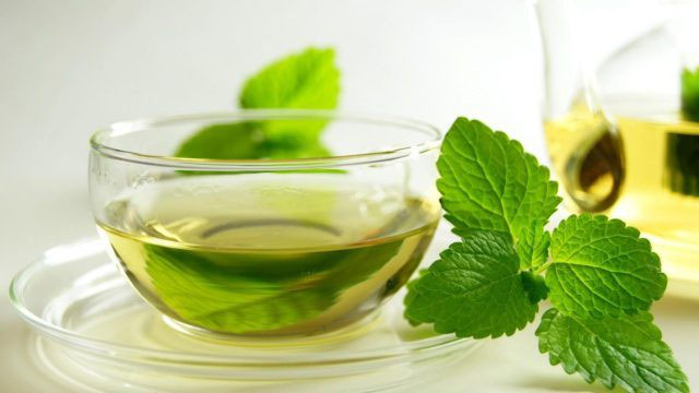 Bị xây xẩm mặt mày sau khi ăn mì chính? Hãy uống trà gừng hoặc bạc hà