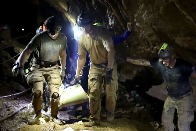 Hình ảnh cận cảnh cuộc giải cứu nghẹt thở đội bóng Thái Lan.