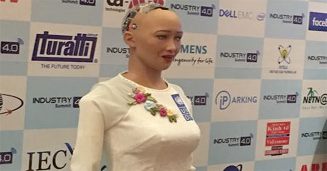 Robot đầu tiên có quyền công dân Sophia ra mắt Việt Nam trong tà áo dài trắng tinh khôi