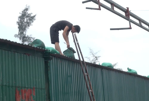 Người dân Bắc Trung Bộ chằng chống nhà, neo tàu đón bão
