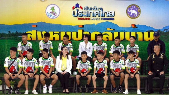 Đội bóng Lợn Hoang của Thái Lan kể chuyện mắc kẹt trong hang Tham Luang