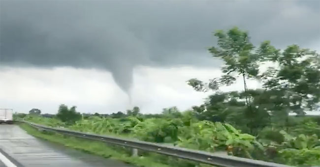 Hình ảnh một chiếc vòi rồng lớn tại khu vực Vực Vòng, Duy Tiên - cao tốc Pháp Vân - Cầu Giẽ
