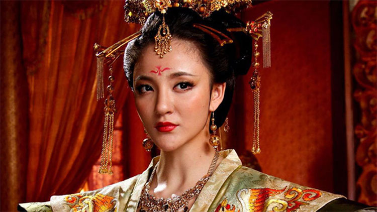Vị hoàng đế bị vợ tát như trời giáng nhưng không dám kháng cự