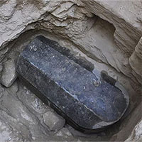 Ai Cập mở nắp quan tài đá cổ 2.000 năm