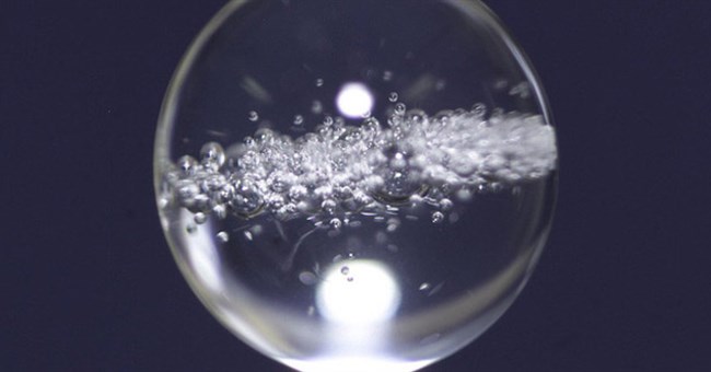 Các nhà khoa học chứng minh rằng có thể tách nước thành oxy và hydro trong vũ trụ, vừa tạo được không khí hô hấp vừa có được nhiên liệu chạy tàu