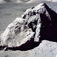 Vì sao NASA mang nhiều đất đá Mặt trăng về nhưng gần như chưa đụng đến?