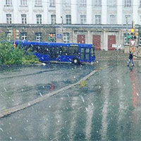 Tuyết rơi trắng xóa giữa mùa hè ở thành phố Nga
