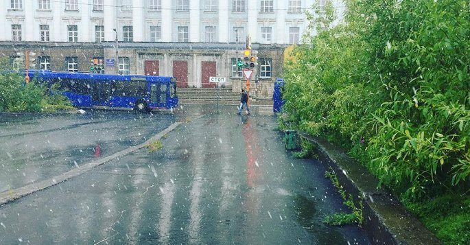 Cảnh tuyết rơi giữa mùa hè ở thành phố Nga.