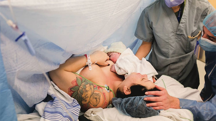 Ngày càng nhiều người chọn sinh mổ và điều này đang gây một hiệu ứng tiến hóa 