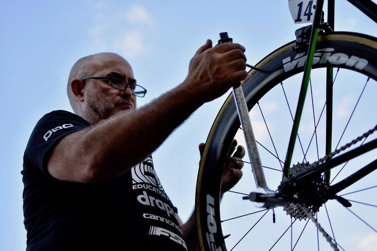 Tại sao lốp xe đạp ở Tour de France ngày càng to bản, áp suất ngày càng thấp?