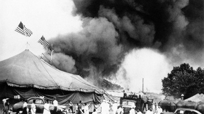 Nhiều người thiệt mạng khi chiếc lều nặng 19 tấn đổ sập khoảng 10 phút sau khi ngọn lửa bùng lên.