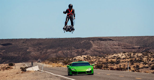 Xem màn trình diễn chao lượn hoverboard trên không với tốc độ lên tới 160km/h