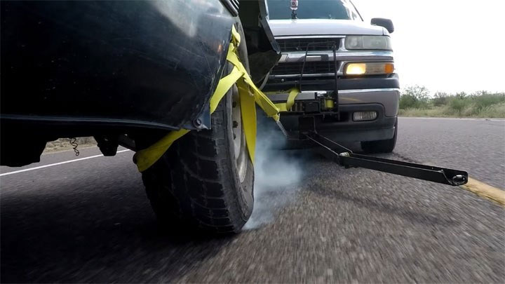 Xem cảnh sát nước ngoài tóm gọn xe bỏ trốn với chiếc lưới đặc biệt