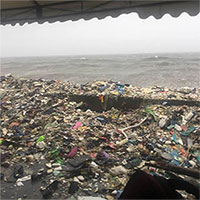 Sóng rác liên tục ập vào bờ biển Philippines