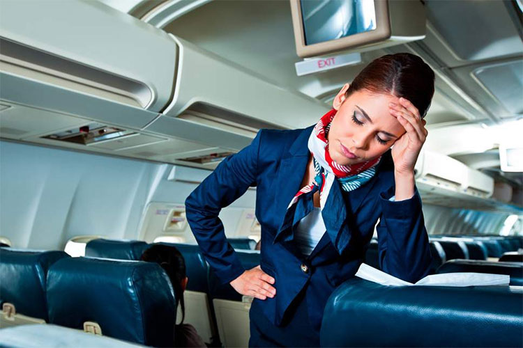 Vì sao dây an toàn của ô tô có phần bảo vệ vai mà máy bay lại không?