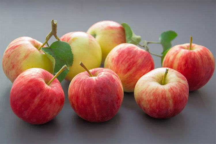 Táo không chỉ ngon miệng mà còn có rất nhiều lợi ích cho sức khỏe. Hãy xem những hình ảnh liên quan đến táo và sức khỏe này để hiểu rõ hơn về tác dụng của việc ăn táo đối với sức khỏe con người.