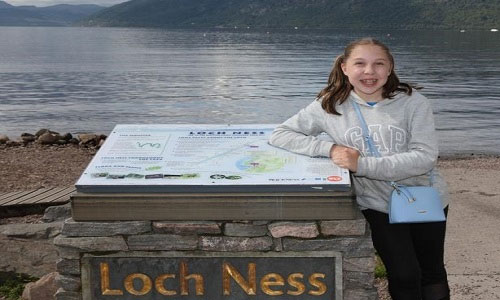 Vật thể nghi quái vật hồ Loch Ness ngóc đầu trên mặt hồ