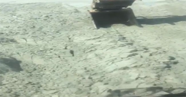 Mặt đất phập phồng như sóng nước dưới gầu máy đào