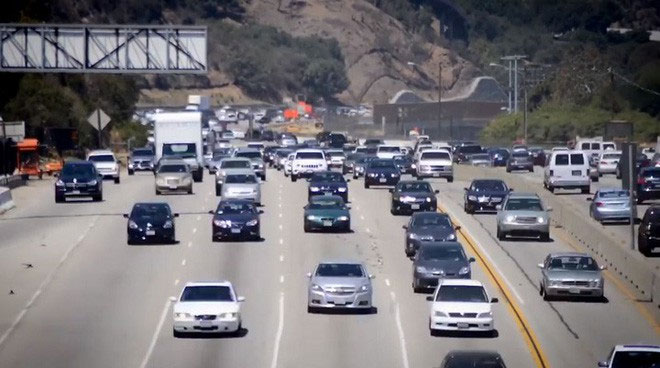 Những chiếc xe sơn màu bạc và các màu sơn khác không phải là màu đen có thể làm tăng hiệu quả chống nóng cho xe.