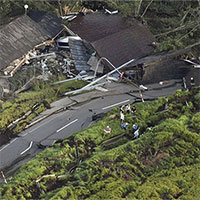 Vừa hứng siêu bão, Nhật Bản lại bị động đất "nuốt chửng" nhà cửa, xới tung đường sá