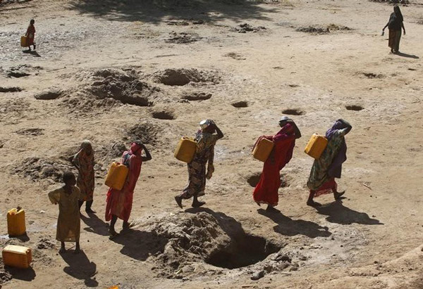 Những người phụ nữ gánh nước thu được từ các hố cát ở Somalia