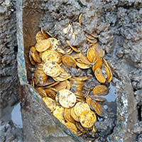 Hũ đồng xu vàng chôn hơn 1.500 năm dưới nhà hát Italy