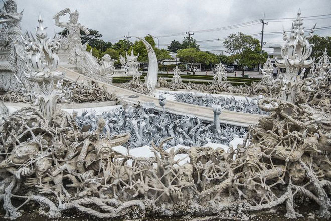Ngôi đền Thái Lan sở hữu cây cầu địa ngục, cánh tay người chết và cổng vào thiên đường
