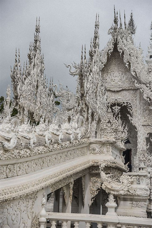 Ngôi đền Thái Lan sở hữu cây cầu địa ngục, cánh tay người chết và cổng vào thiên đường