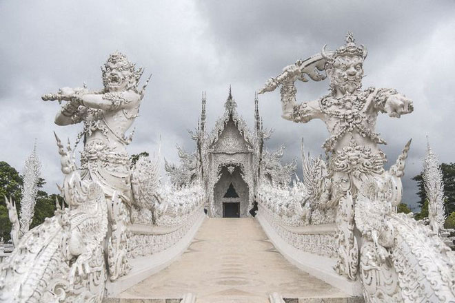 Ngôi đền Thái Lan sở hữu cây cầu địa ngục, cánh tay người chết và cổng vào thiên đường