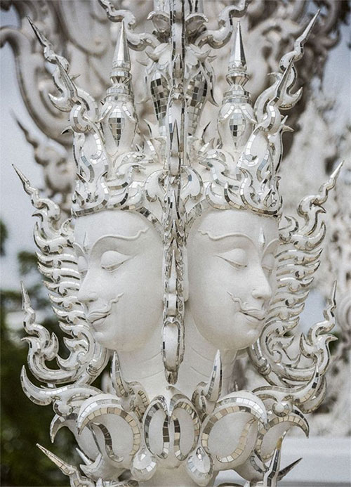 Ngôi đền Thái Lan sở hữu cây cầu địa ngục, cánh tay người chết và cổng vào thiên đường
