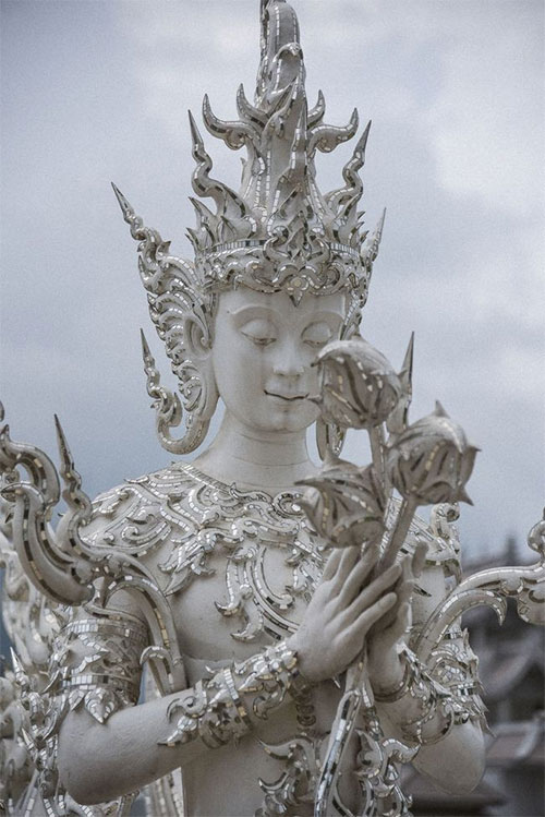 Ngôi đền Thái Lan sở hữu cây cầu địa ngục, cánh tay người chết và cổng vào thiên đường