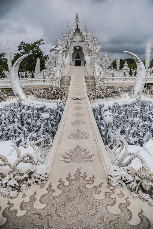 Ngôi đền Thái Lan sở hữu cây cầu địa ngục, cánh tay người chết và cổng vào thiên đường