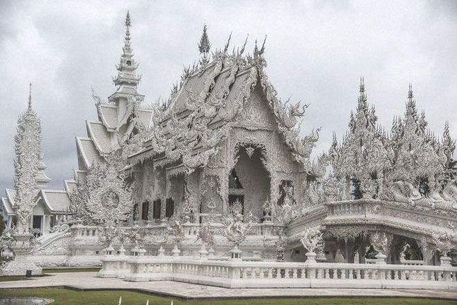 Ngôi đền Thái Lan sở hữu cây cầu địa ngục, cánh tay người chết và cổng vào thiên đường