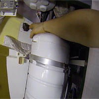 Bằng một video thực tế, phi hành gia Nga dập tắt tin đồn lấy tay bịt lỗ thủng trên ISS