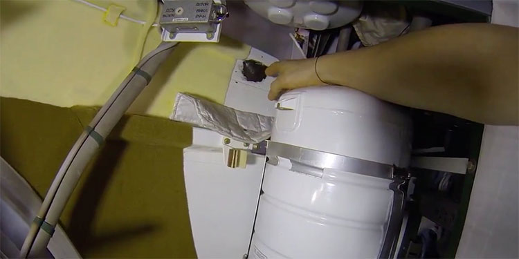 Bằng một video thực tế, phi hành gia Nga dập tắt tin đồn lấy tay bịt lỗ thủng trên ISS