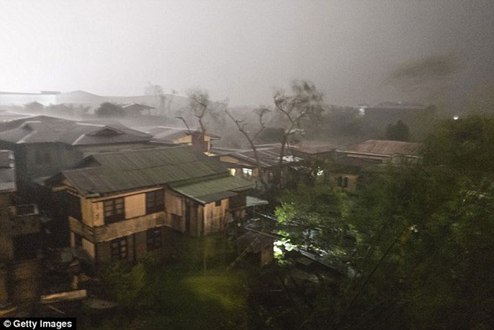 Chùm ảnh: Siêu bão Mangkhut với sức gió 270km/h càn quét Philippines