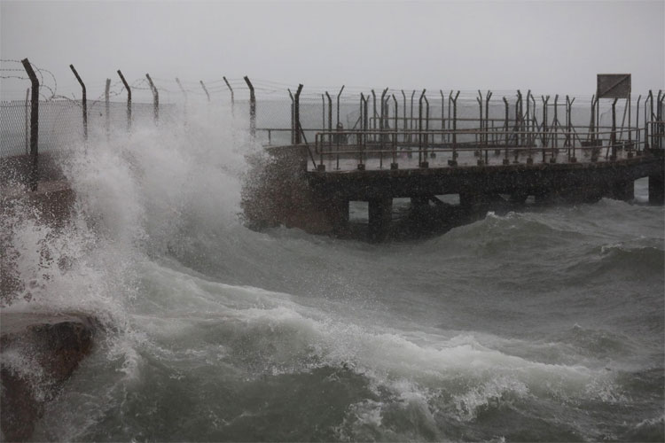 Bão Mangkhut đã đổ bộ Hong Kong với từng cột sóng cao đến 14m